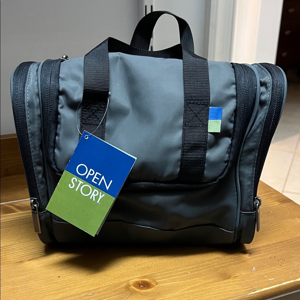 NWT Gray Men's Travel Toiletry Bag